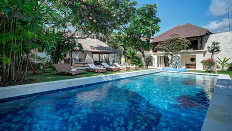Property building, Day, Garden, Garden view, Pool view, Swimming pool, sunbed
