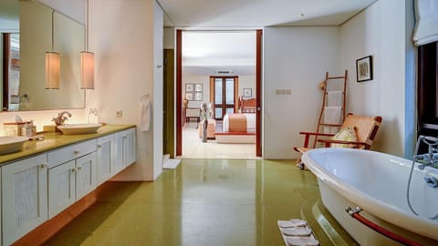 Bed, Bathroom, Photo of the whole room, Bedroom