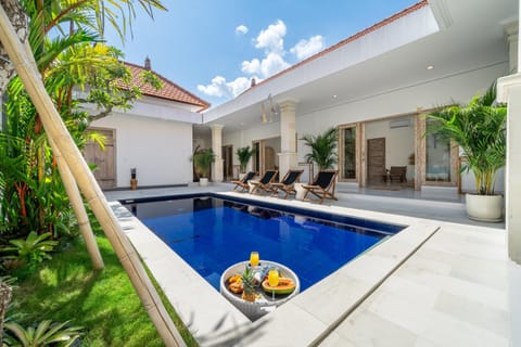 Property building, Patio, Day, Garden, Balcony/Terrace, Lounge or bar, Seating area, Garden view, Pool view, Swimming pool, Swimming pool, sunbed