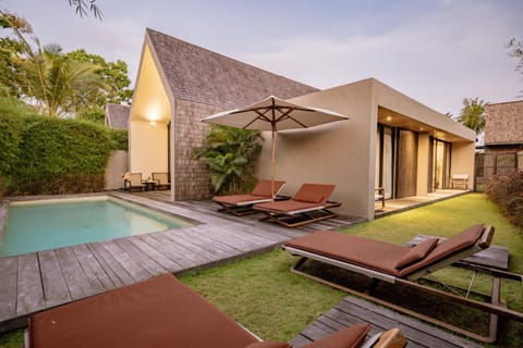 Property building, Patio, Day, Natural landscape, Garden, Garden view, Pool view, Swimming pool, sunbed