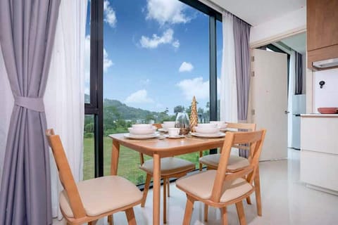 Day, View (from property/room), Dining area, Mountain view