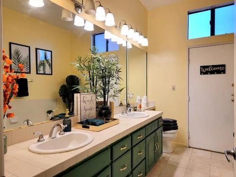 Spacious studio with two queen beds near Beverlywood 5 minutes to Rodeo Drive Apartment in Beverly Hills