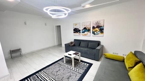 Чистая и просторная 4комнатная квартира в золотом квадрате Apartment in Almaty