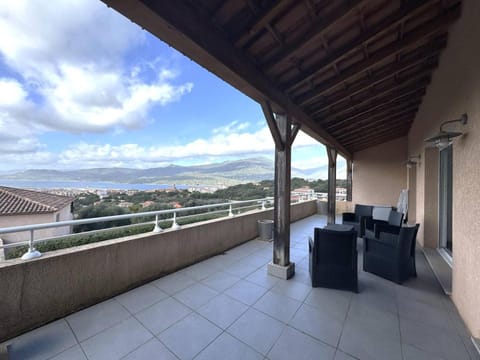 Appartement avec vue imprenable sur la mer, terrasse et piscine Apartment in Propriano