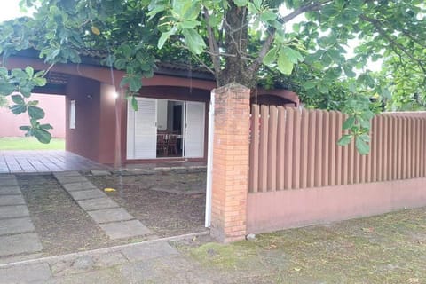 Casa a duas quadras da praia - Balneário Saint Etienne - Matinhos House in State of Paraná