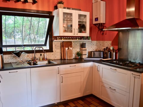 Coffee/tea facilities, Kitchen or kitchenette, dishwasher, stove