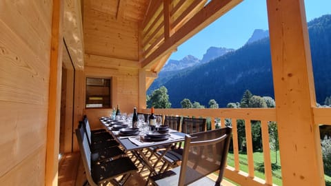 View (from property/room), Balcony/Terrace, Dining area, Mountain view