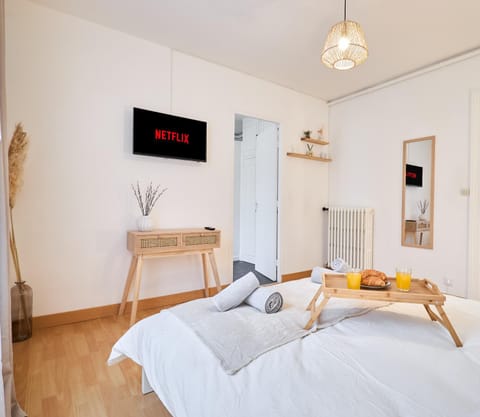 Bed, TV and multimedia, Photo of the whole room, Bedroom, towels