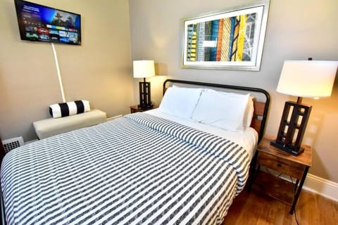 The House Hotels - Cohasset upper Apartment in Lakewood