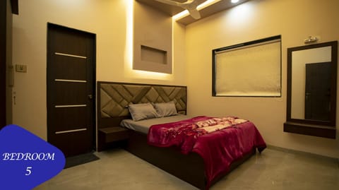 Royal Retreat Lonavla - 7BHK Luxury Villa with Turf Villa in Lonavla