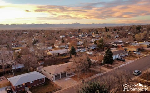 Modern Retreat, Yoga Rm, Vast Yard, Near Denver House in Westminster