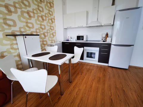 Kitchen or kitchenette, Dining area, Communal kitchen