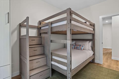 Bedroom, bunk bed