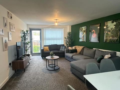 Free Parking Sleeps 6 Modern Apartment Apartment in Liverpool