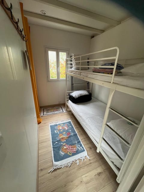 Bedroom, bunk bed