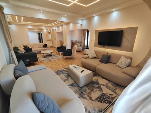 TV and multimedia, Living room, Seating area, Evening entertainment