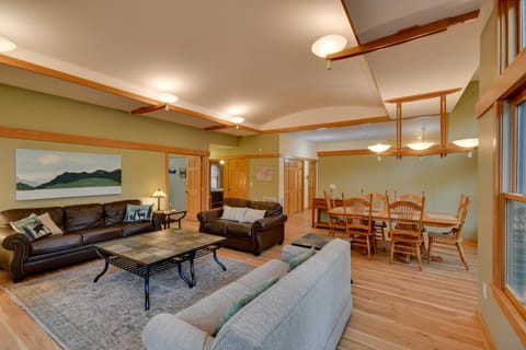 Home with Game Room and Rumbling Bald Resort Perks! Casa in Lake Lure