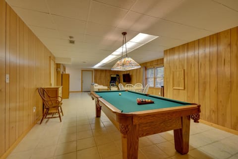 Home with Game Room and Rumbling Bald Resort Perks! Casa in Lake Lure