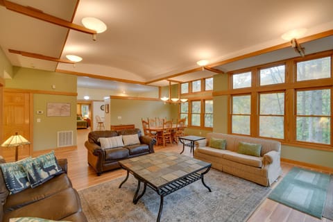 Home with Game Room and Rumbling Bald Resort Perks! Casa in Lake Lure