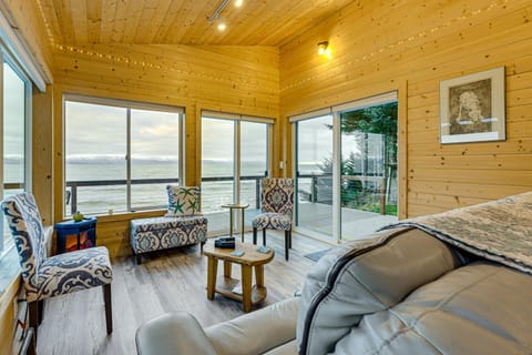 Deck and Panoramic Views Bayfront House in Homer! Maison in Homer