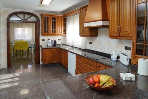 Coffee/tea facilities, Kitchen or kitchenette, Dining area, dishwasher, oven, stove, toaster