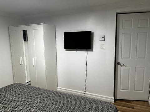 Bed, TV and multimedia, Bedroom, wardrobe