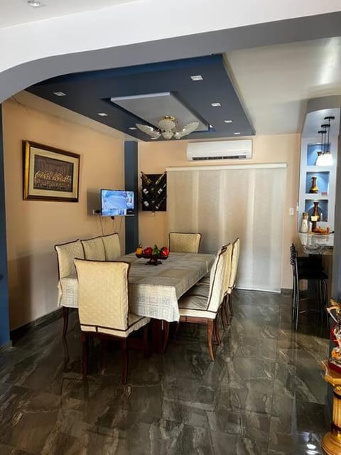 TV and multimedia, Kitchen or kitchenette, Living room, Seating area, Dining area