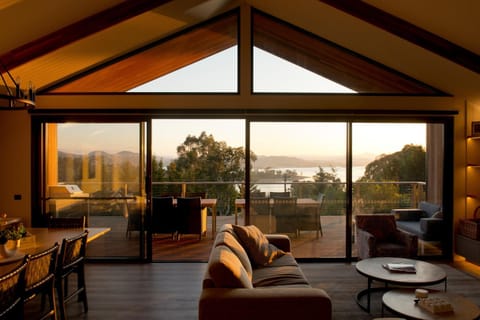 Balcony/Terrace, Living room, Seating area, Dining area, Lake view