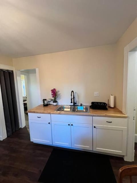 Holyoke House Oasis - Calm Trips Apartment in Chicopee