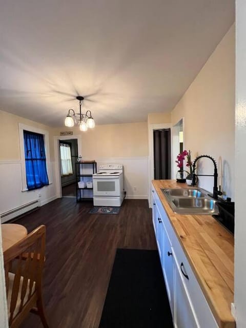 Holyoke House Oasis - Calm Trips Apartment in Chicopee