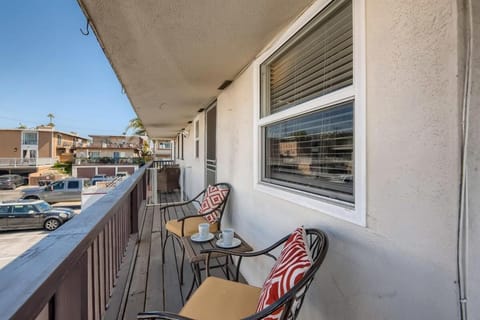 Walk to Beach - KING Apt In #1 Area - AC Apartment in San Clemente