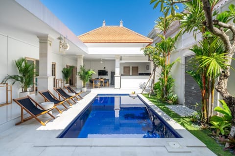 Property building, Patio, Day, Balcony/Terrace, Pool view, Swimming pool, Swimming pool, sunbed