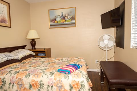 Bed, TV and multimedia, Photo of the whole room, Bedroom, air conditioner