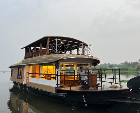 Iconic Backwater Cruise Bed and Breakfast in Alappuzha