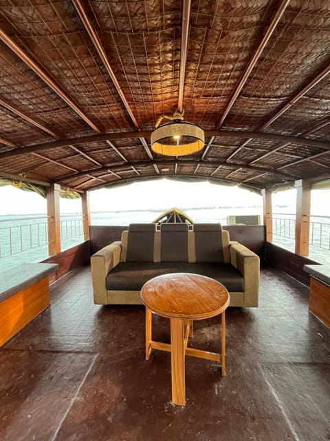 Iconic Backwater Cruise Bed and Breakfast in Alappuzha