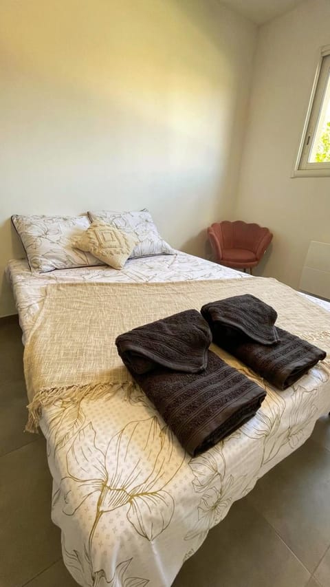 Bed, Photo of the whole room, Bedroom, towels