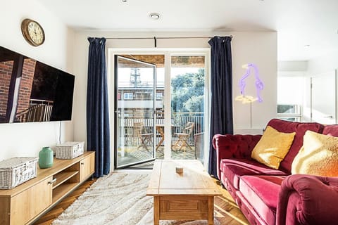 Chic Crystal Palace Flat with Balcony & Workspace Apartment in London Borough of Croydon