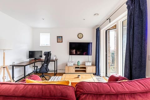 Chic Crystal Palace Flat with Balcony & Workspace Apartment in London Borough of Croydon