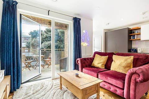 Chic Crystal Palace Flat with Balcony & Workspace Apartment in London Borough of Croydon