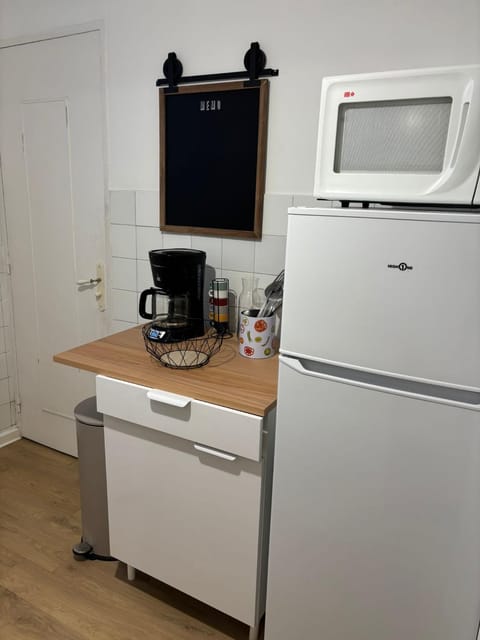 Coffee/tea facilities, Kitchen or kitchenette, stove