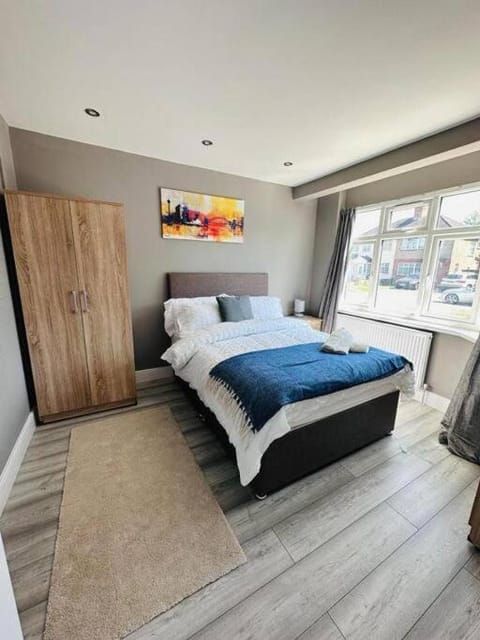 Business 5 Bed - Reading - FREE Parking Apartment in Reading