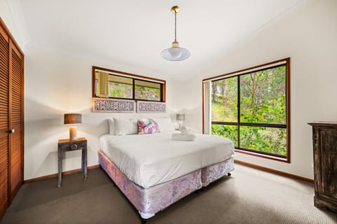 4-Bed Hinterland Retreat with Gorgeous Views Casa in Mudgeeraba