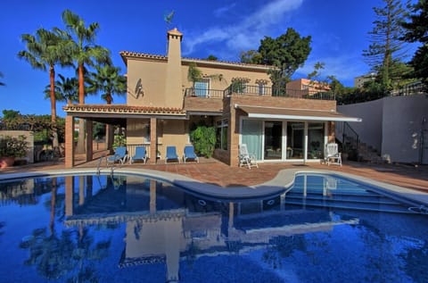 Villa Espaciosa con Piscina y Vistas al Mediterráneo en Torremolinos Villa in Torremolinos