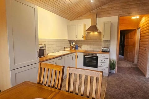 Heather Lodge with Hot Tub Chalet in Teignbridge