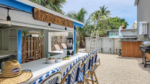 The Toasted Coconut-pool-bikes-grill-chic! House in Marathon