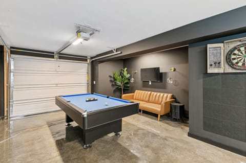 Billiard, Game Room