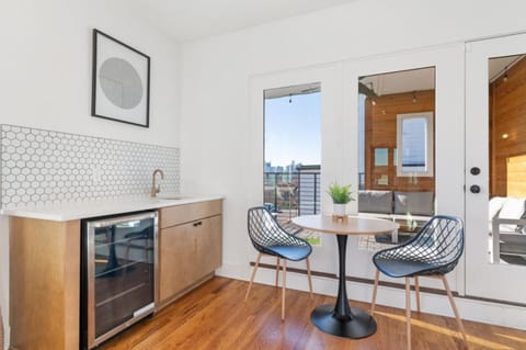 Kitchen or kitchenette, Seating area