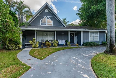 475 Massive home with beautiful backyard and pool House in West Palm Beach