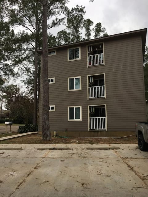 Window to Paris Studio on Lake Conroe Appartement in Lake Conroe