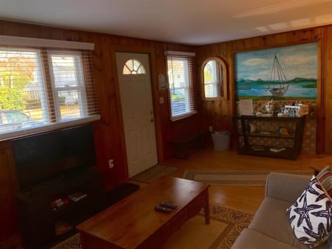 Pet Friendly Family Cozy Cottage Steps away from Footbridge Beach House in Ogunquit